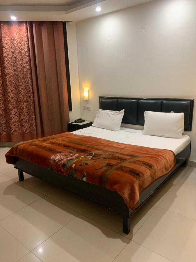 Hotel Raman'S Jagādhri Buitenkant foto